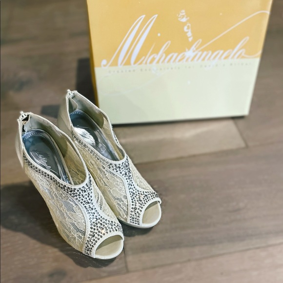 White/ivory lace and crystal embellished bootie heel new with tags never worn - Picture 7 of 9